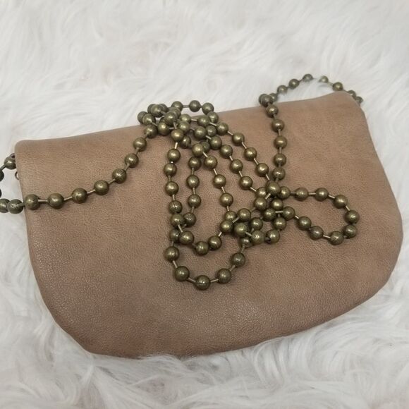 PU LEATHER. TAN CROSSBODY W/BIG BALL CHAIN. - Picture 6 of 10